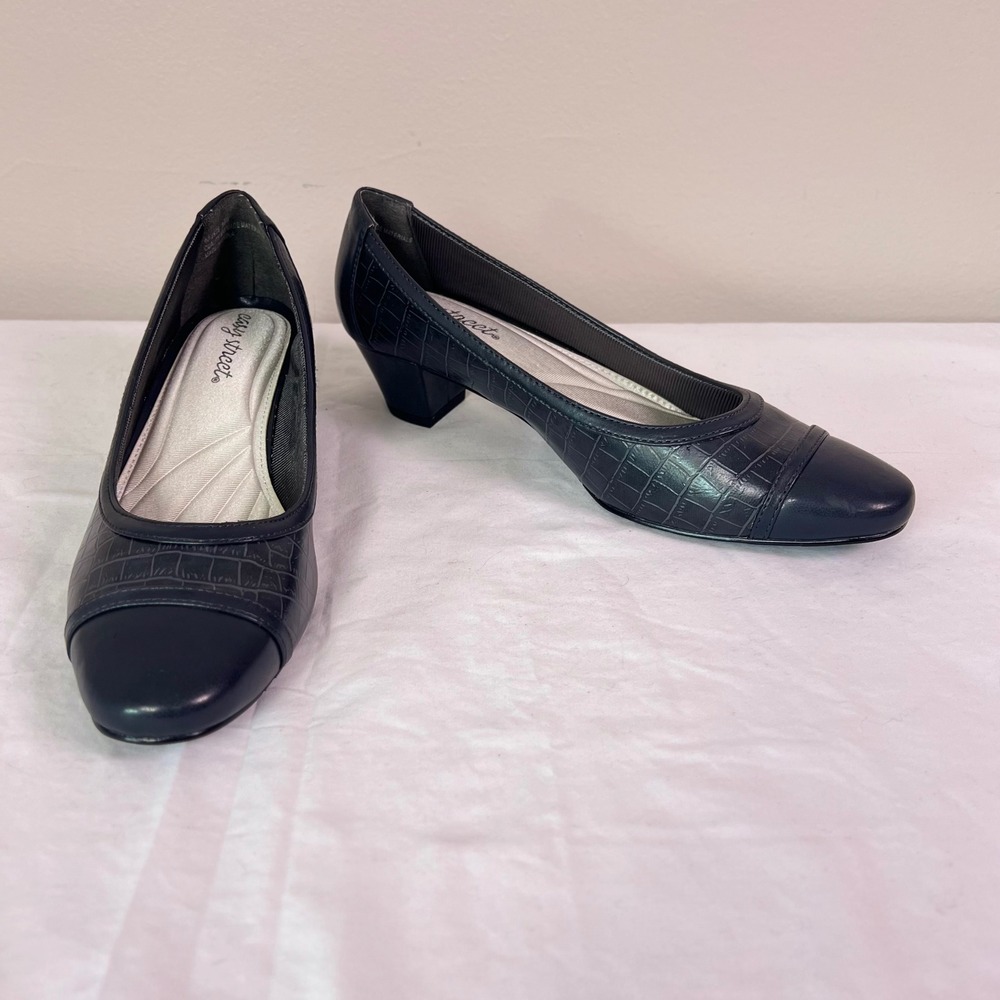 Easy Street Pumps 8.5M Gray Croc Embossed Low Block Heel Round Cap Toe